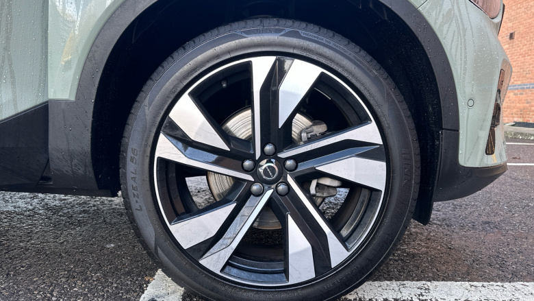 Volvo XC40 2.0 B4P Ultra Dark 5dr Auto Petrol Estate